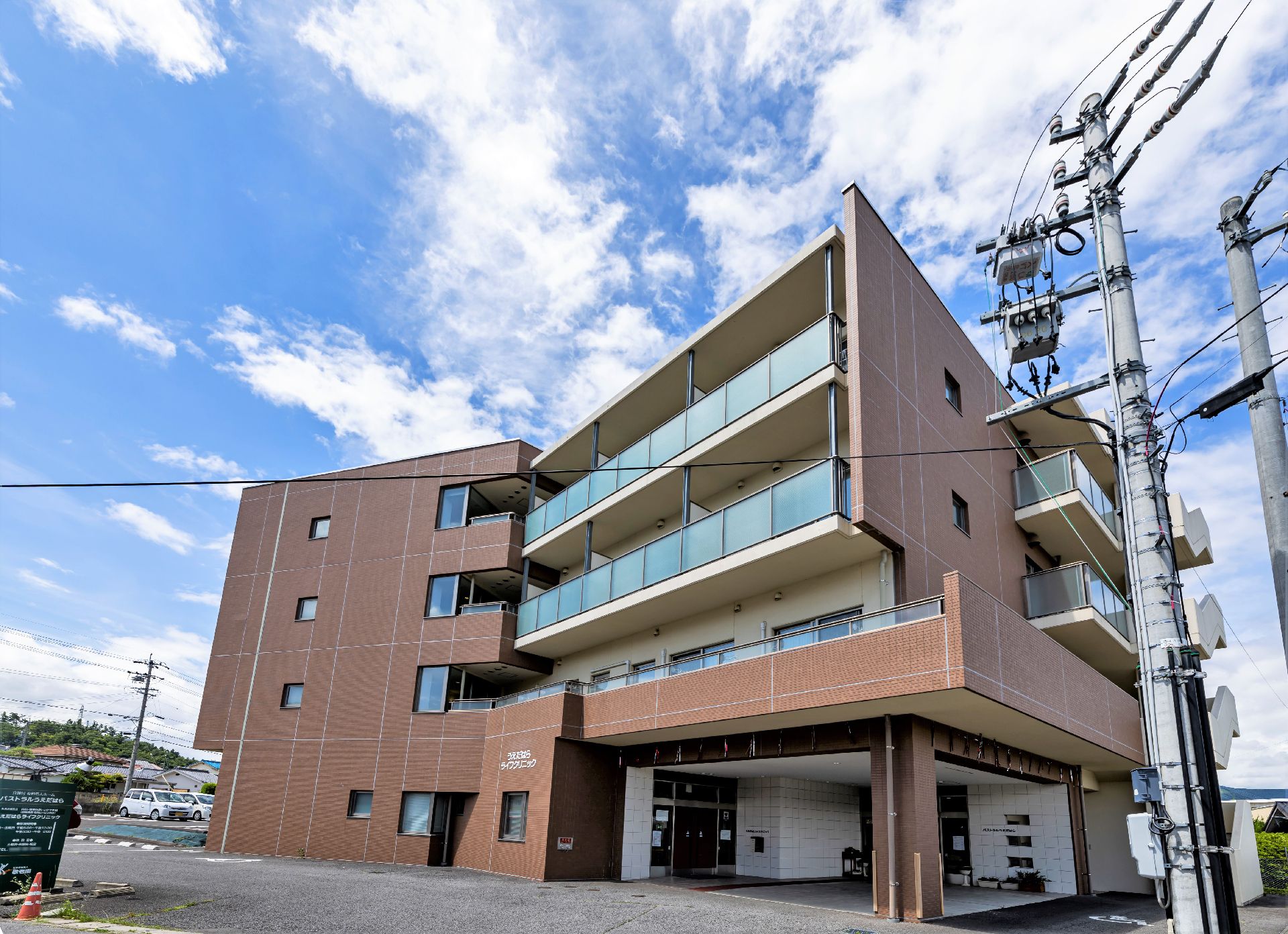 マンションのように大きく、赤色で構成された特徴的な外見