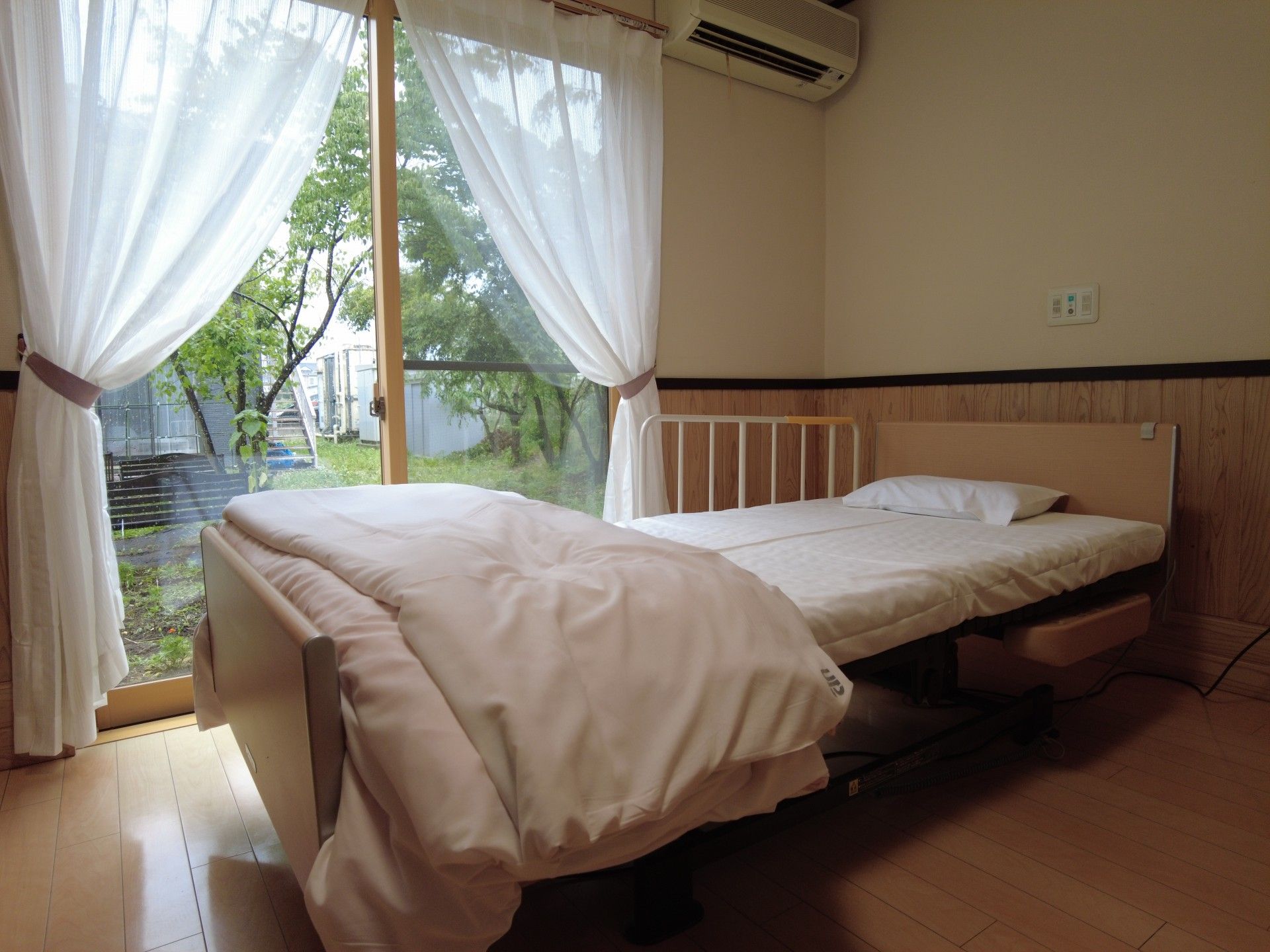 窓際のベッドルーム