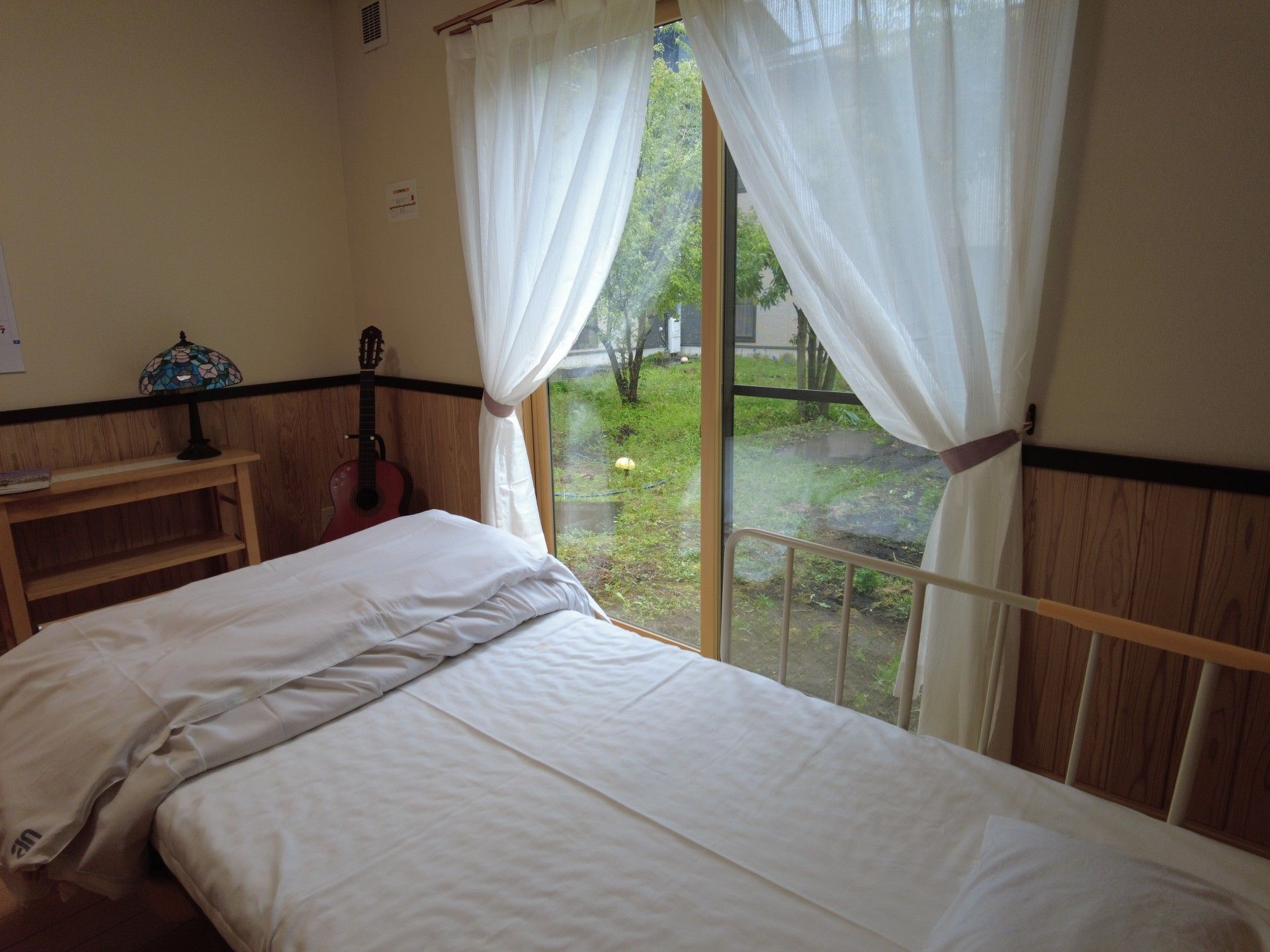 窓際のベッドルーム