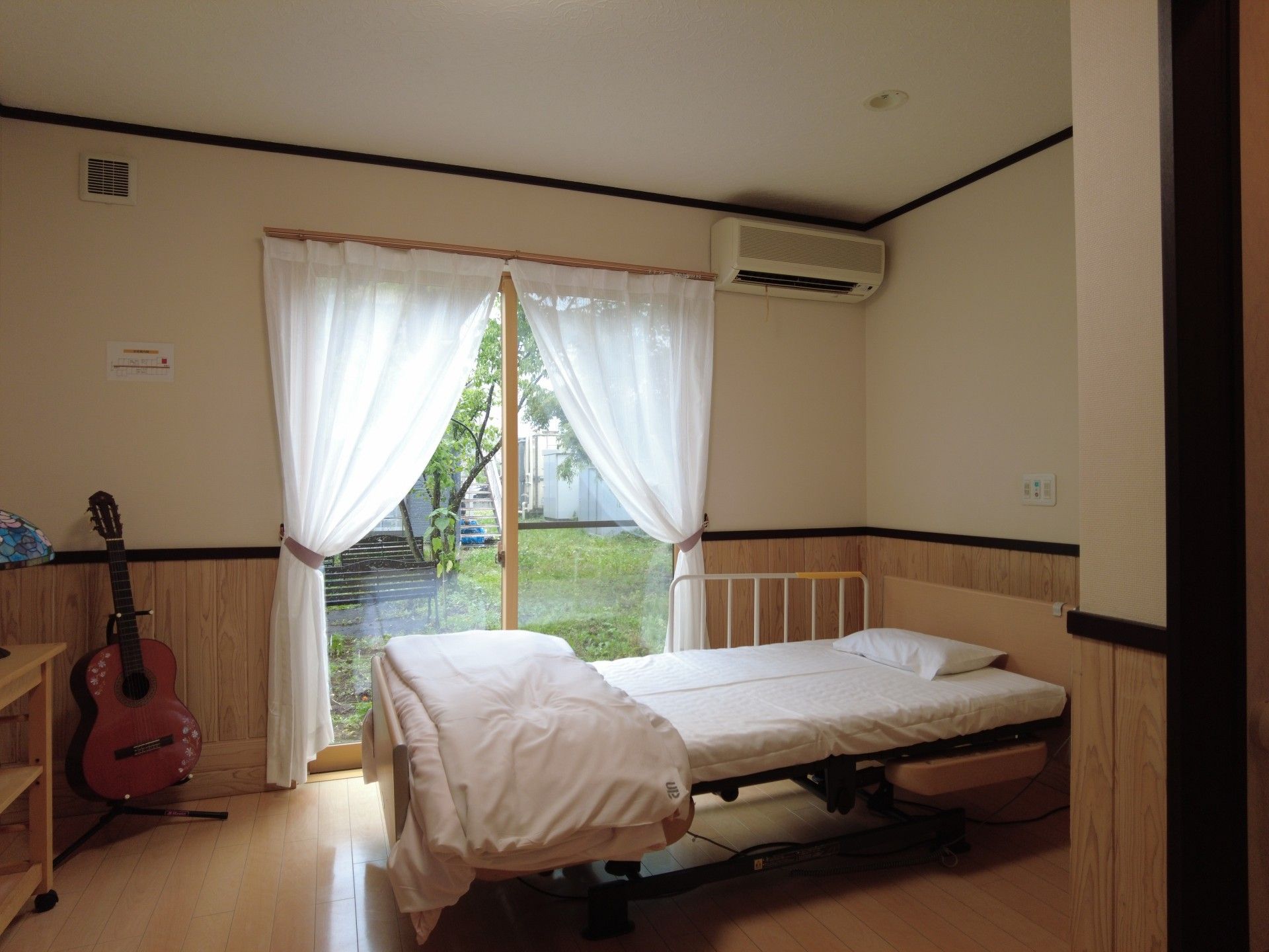 窓際のベッドとギター