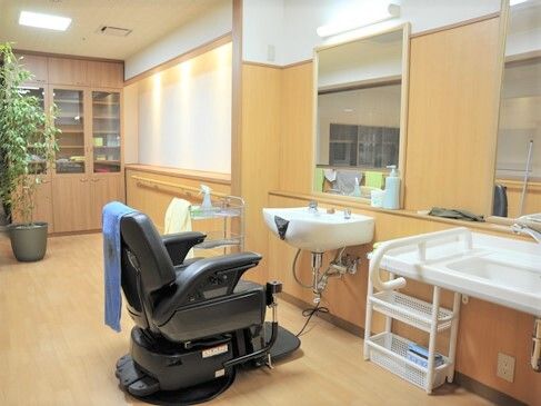 施設内に用意された理美容室の様子。専門のイスと鑑が置いてあるスペース