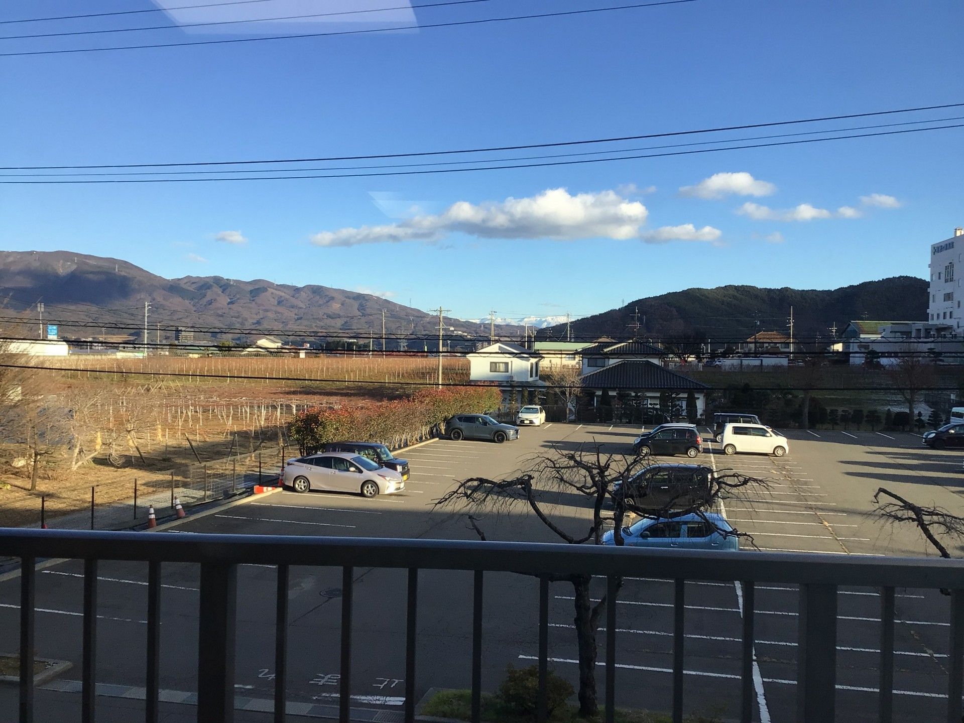 広がる駐車場と山々