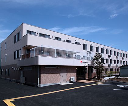 明るい外観の建物