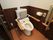 居室のトイレは、大きな取っ手がついた引き戸を開けたスペースに設置されている。ナースコールボタンもついている。