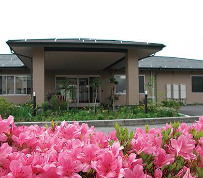 花が咲く施設の外観