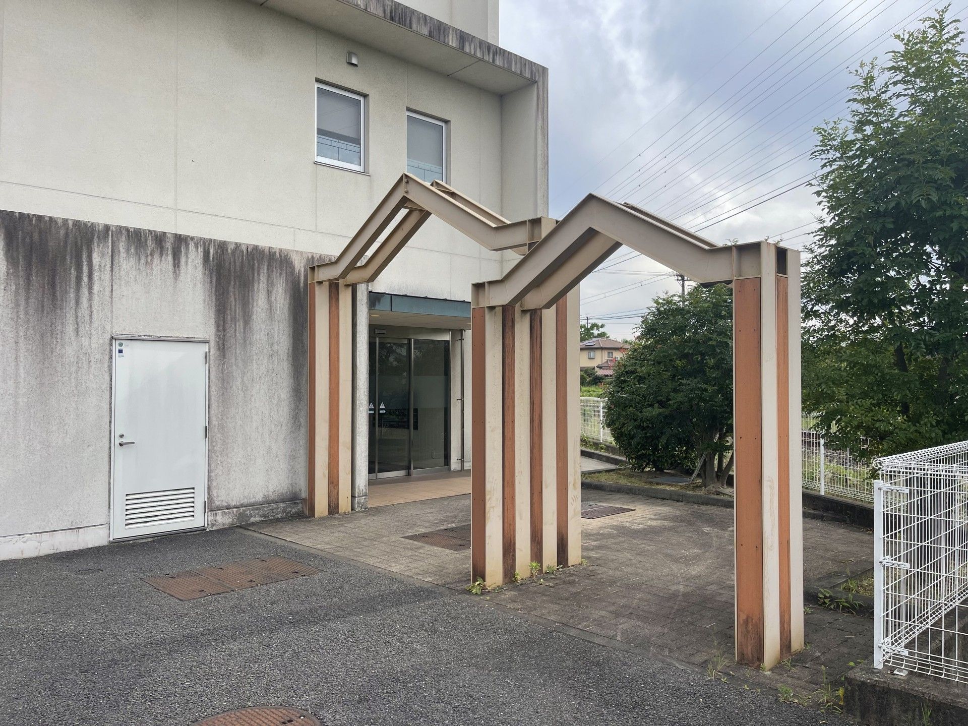 ゆったりとした入口の建物