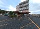 広々とした駐車場の建物外観