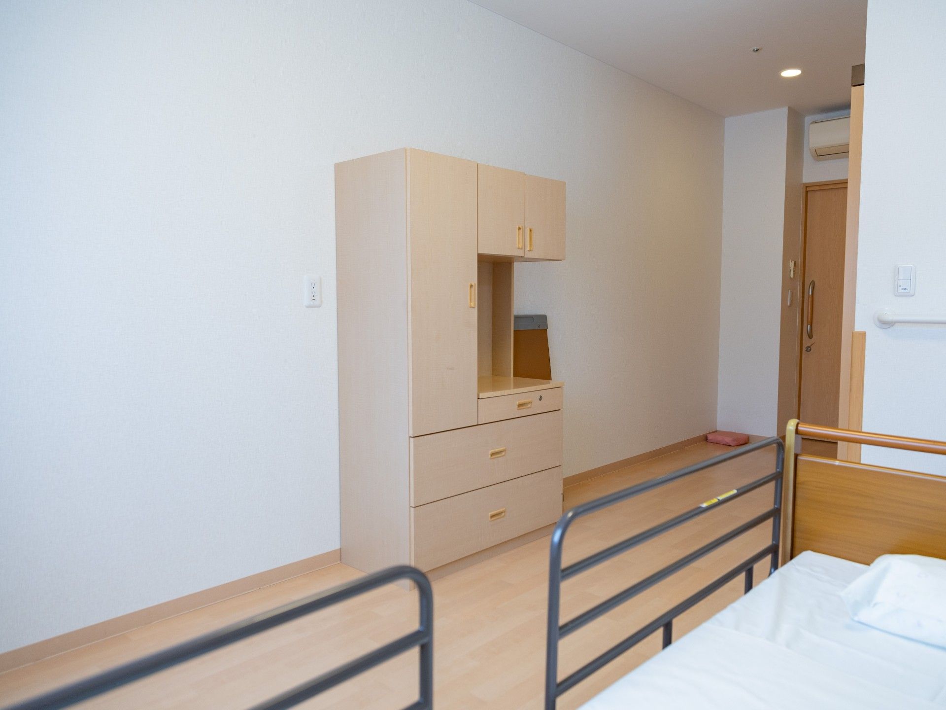 シンプルな居室の一角