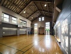 体育館内は天井が高く、バスケットボールのこーろなどが設置されている。天井は三角屋根の形。
