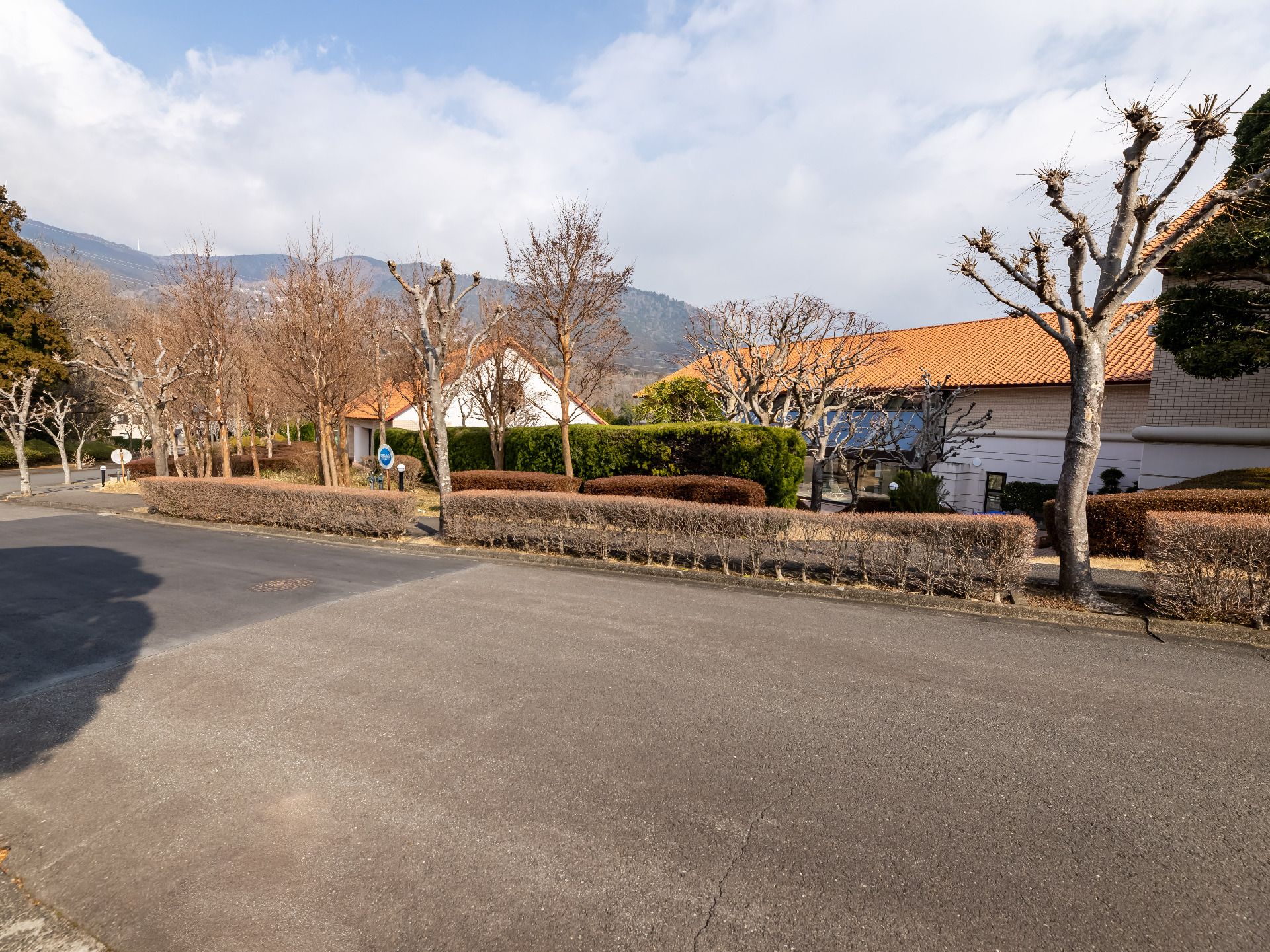 落ち着いた色合いで、駐車場も設置されている外観