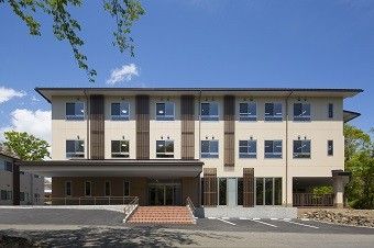 明るく広々とした建物正面