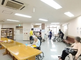 明るく広々とした介護施設の中央部屋