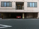 都市の角にある建物の外観