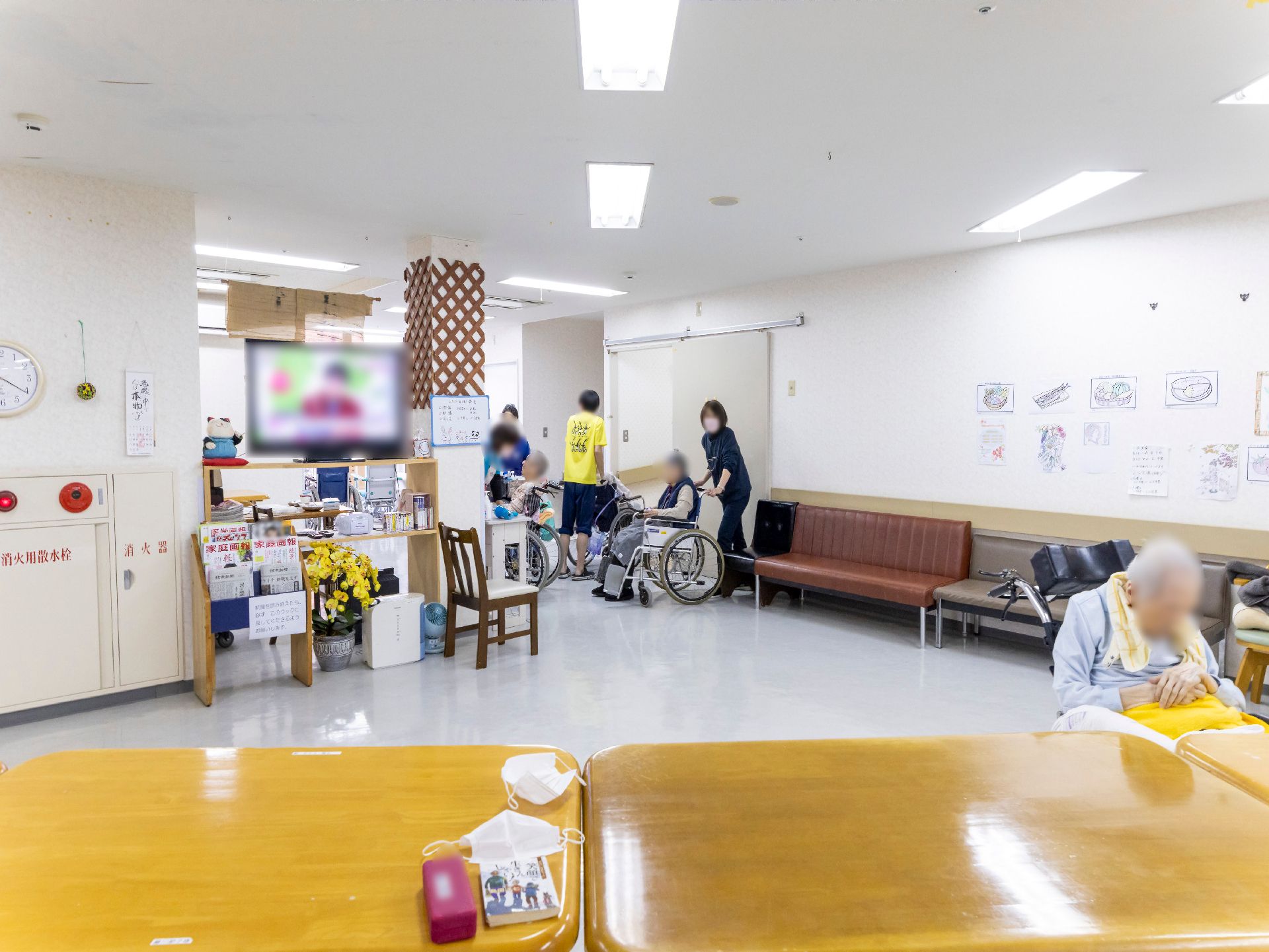 椅子とテーブル、写真がある共有スペース