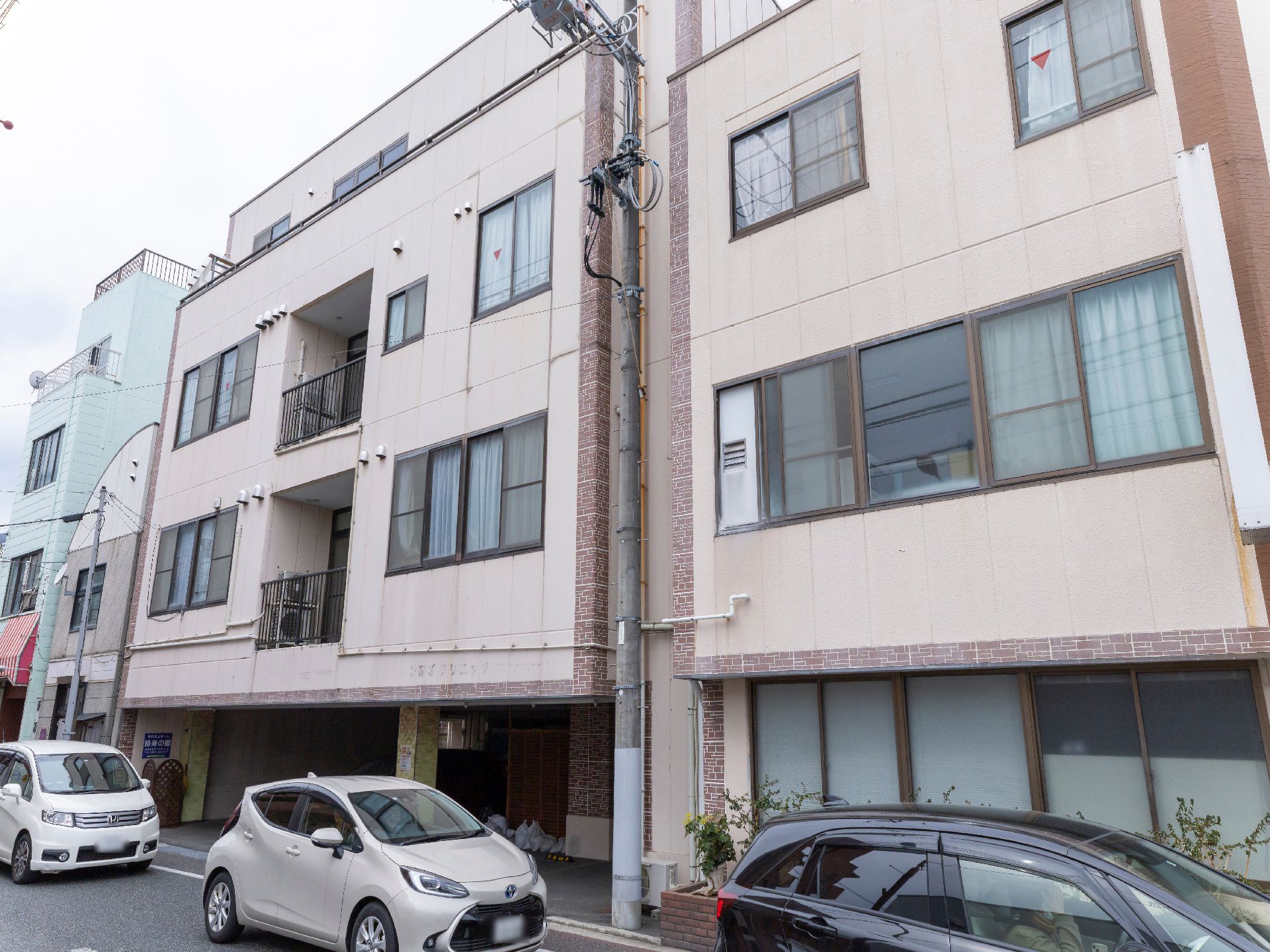 近隣に駐車場が設置されている介護施設の外観