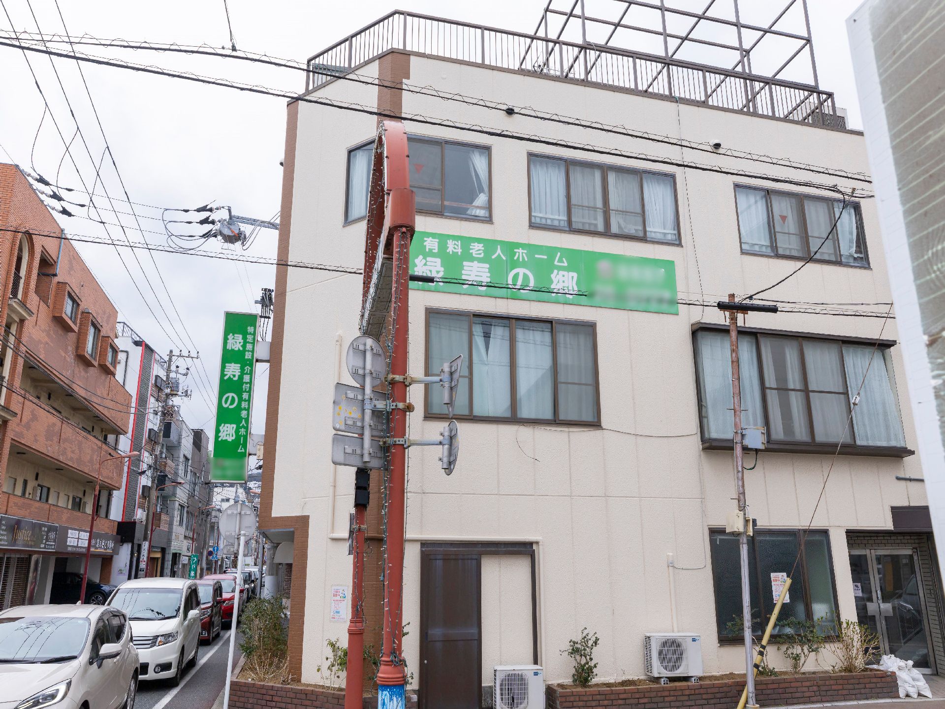 施設内にある敷地部分を含む、１階から３階までの建物全体の外観