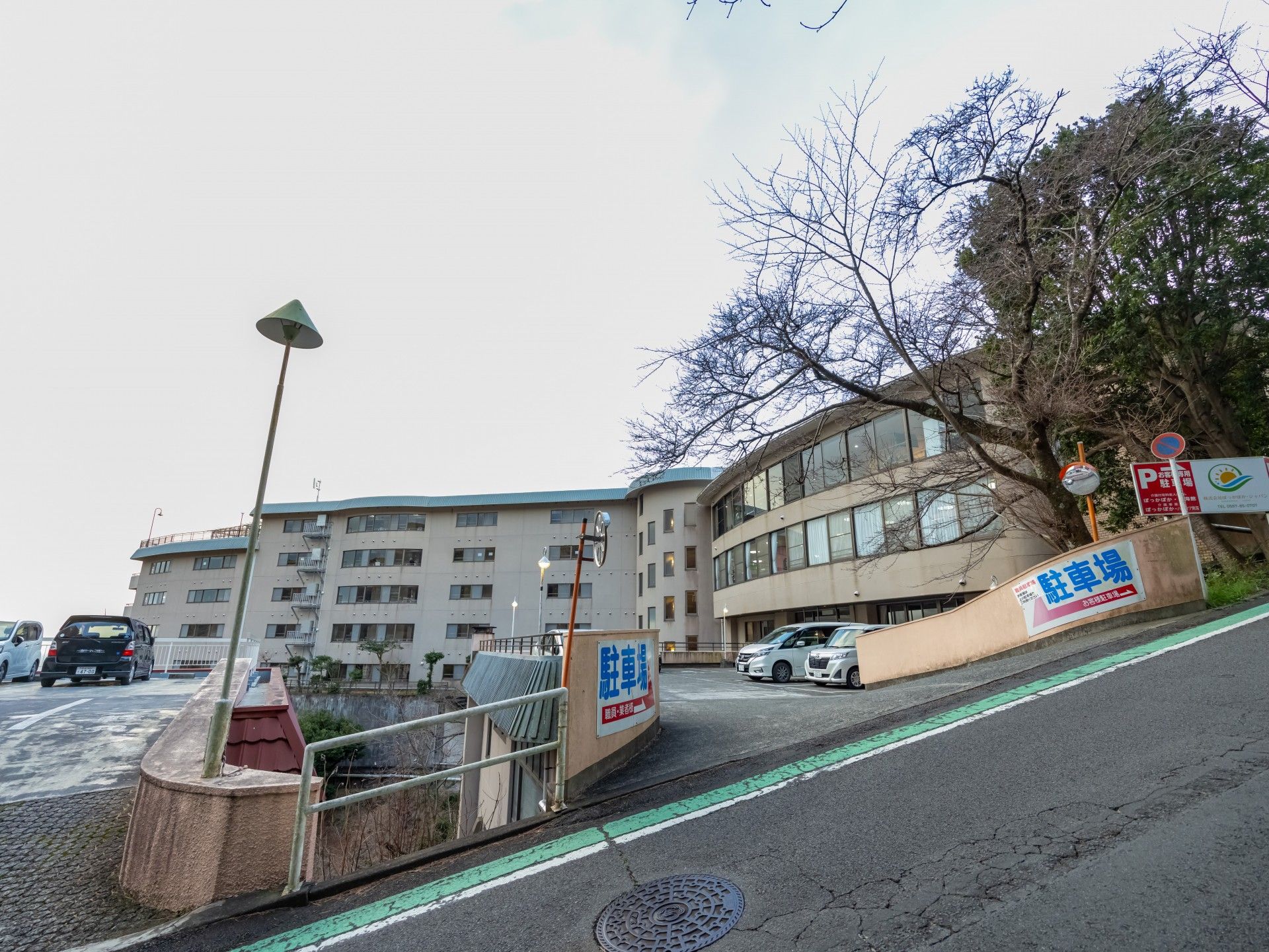 広々とした施設の外観