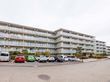 駐車場のある建物外観