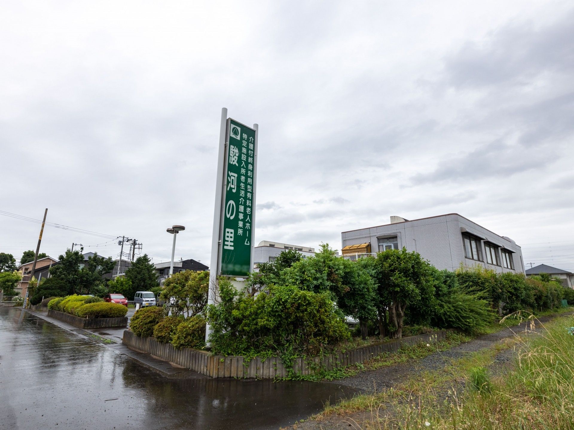 広い入口の施設