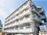 日当たりの良い場所に建っている鉄骨造の建物の写真。高齢者向け住宅の外観