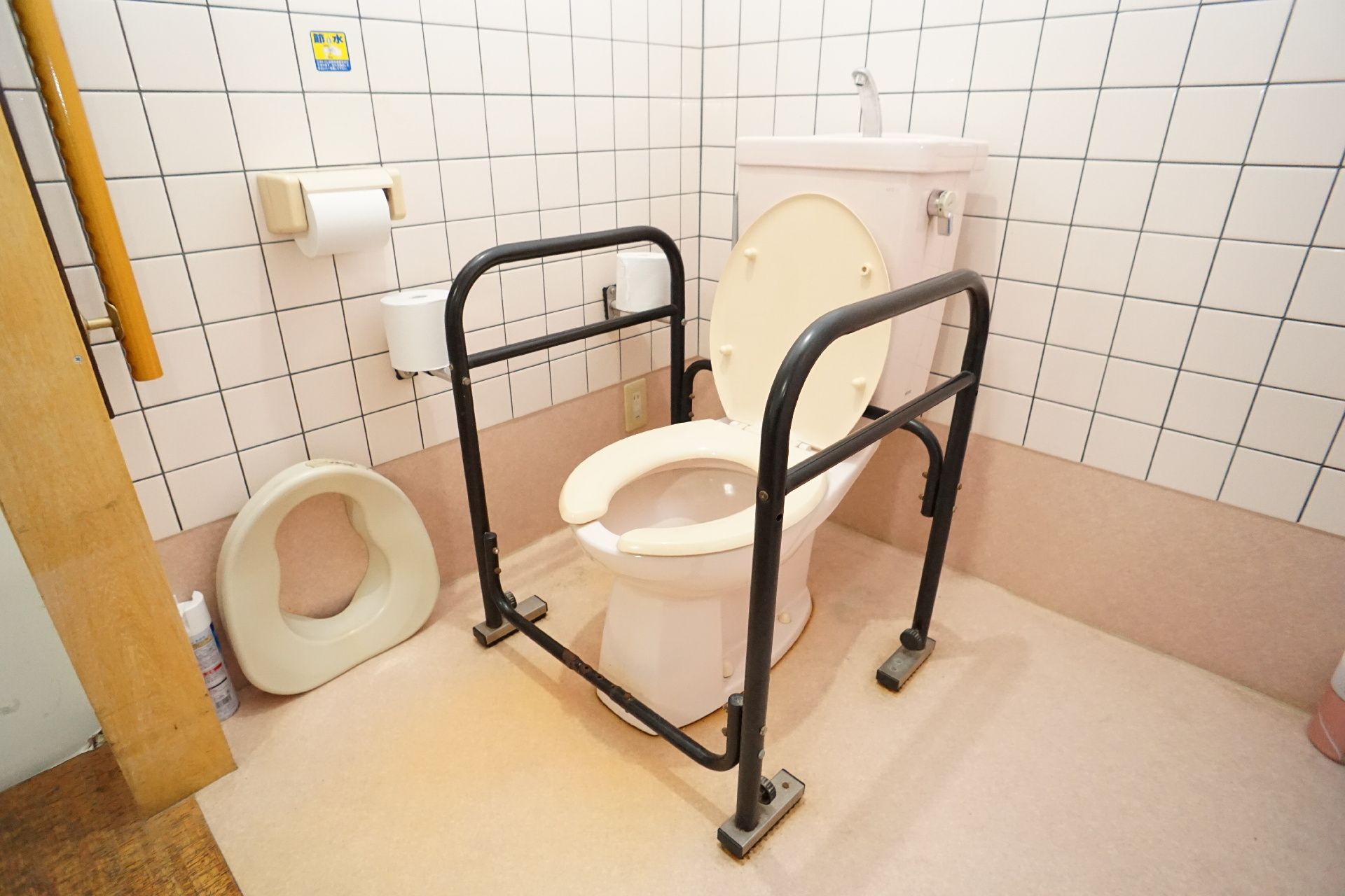 手すりが設置されたトイレ