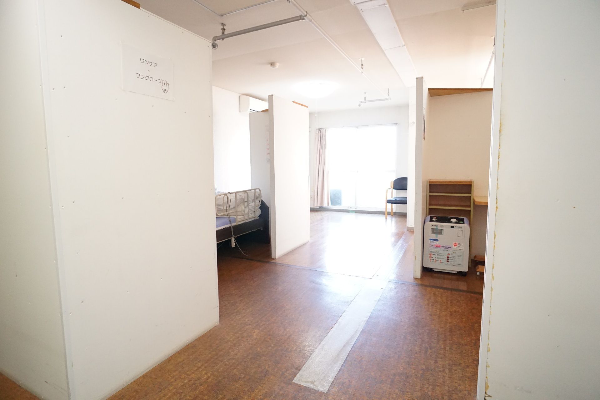 ベッドが設置されたフローリングの部屋
