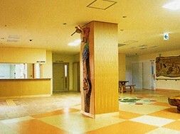 広めの空間が広がる施設の共有スペース。広めのホールの様子