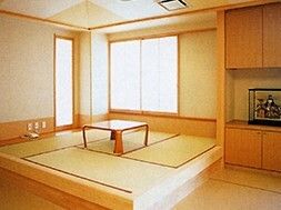 施設内の一角にある畳の小上がりの様子。リビングの一角にあるスペース