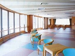 ガラス張りの共有スペースの様子。施設内の広めの共有スペース