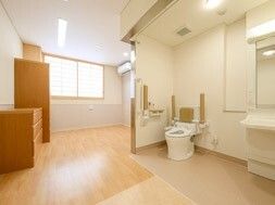 ドアレスのトイレがついた部屋の様子。施設内の居室の写真。