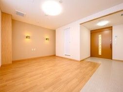 やわらかい間接照明がついたフローリング仕様の部屋の様子