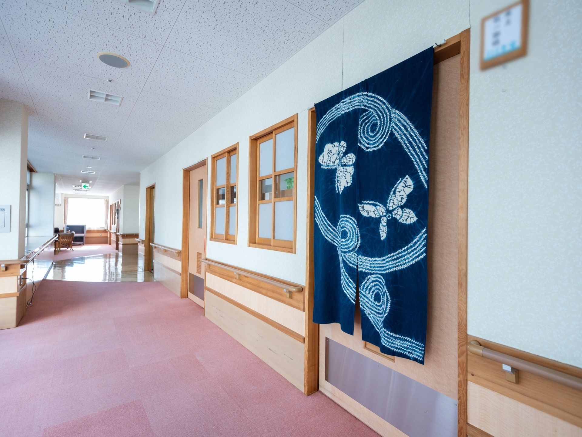 幅の広い通路には、木でできている手すりが設置されている。床はシート張りの部分と絨毯の部分に分かれている。