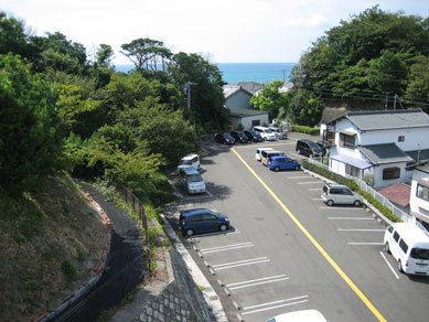広めの駐車場スペースを上から写している写真。車が止まっているスペース