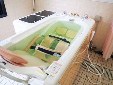 座った姿勢でお湯につかれる介護浴槽の様子。特別な装置が付いた浴槽