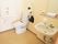 便座の周囲には手すりがあり、近くの壁にはナースコールが設置されている。トイレ内に手洗い場も設けられている。