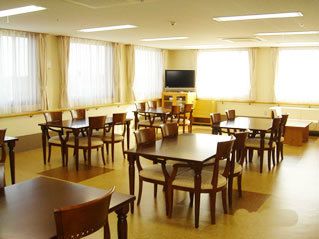 オールバリアフリーの食堂。奥のほうにテレビが置いてあるスペースがある