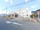 ゆったりとした門前の風景