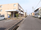 介護施設の外観と駐車場