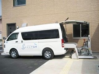 車いすが載せられるタイプの介護式車両の様子。介護付き施設の設備