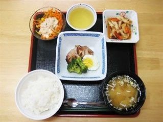 ごはんとみそ汁、おかず類が数種類そろった栄養バランスの良いメニュー