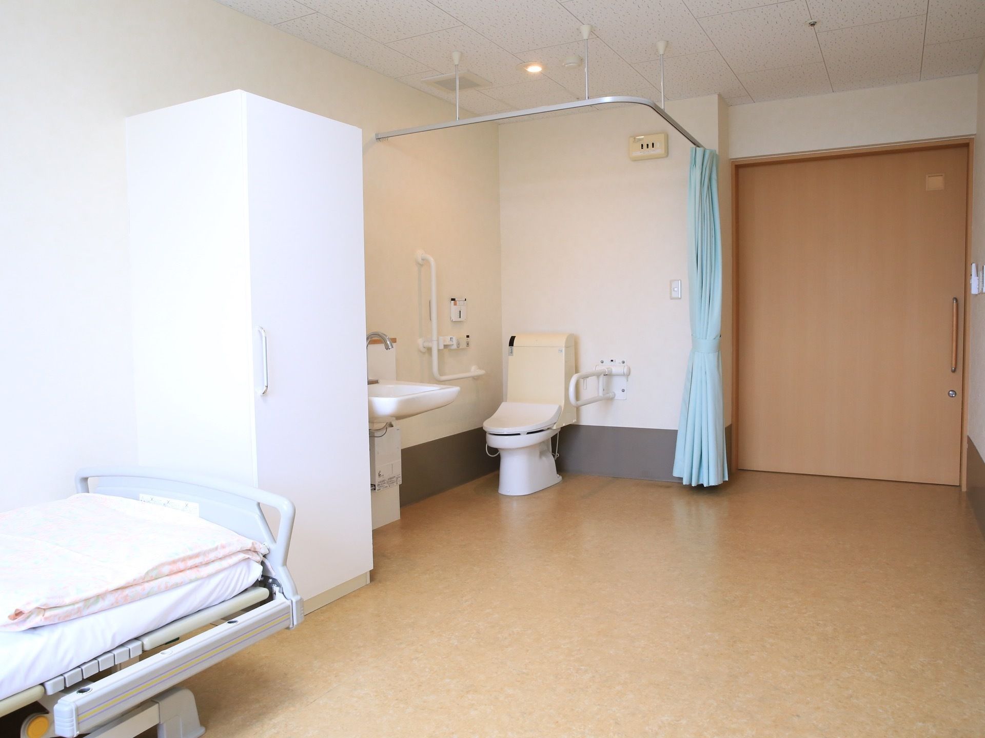 居室には、カーテンで仕切ることができるスペースにトイレが設置されている。そのすぐ横には洗面台がある。