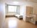 窓がある明るい部屋に電動ベッドが置かれている。高さのある収納家具の手前に、洗面台と鏡が設置されている。