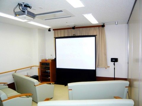 シアタールームでは、さながら映画館のように大型のスクリーンで、入居者様ならどなたでも映画を楽しむことができる。