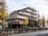 建物の外観は、モダンでスタイリッシュである。５階建てになっており、大きな道路に面して車でのアクセスも非常に便利である。