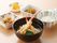 海老の入った天ぷらうどんや煮物が並んでいる。