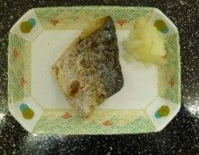 小皿に盛り付けられた焼き魚