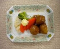 ブロッコリーとにんじんを添えたミートボール