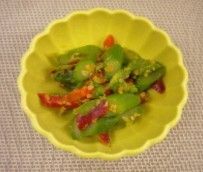 黄色い小鉢に盛りつけられた野菜と白ゴマの和え物