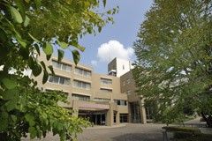 緑に囲まれた建物正面