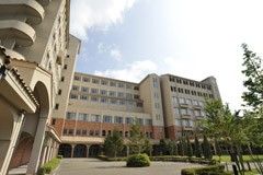 広々とした快適な施設外観